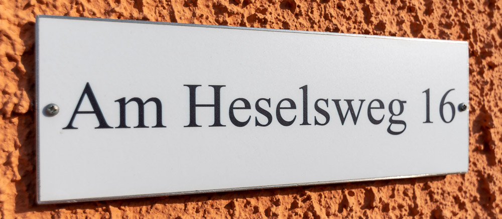 Adressenschild am Mehrgenerationenhaus Wehrheim