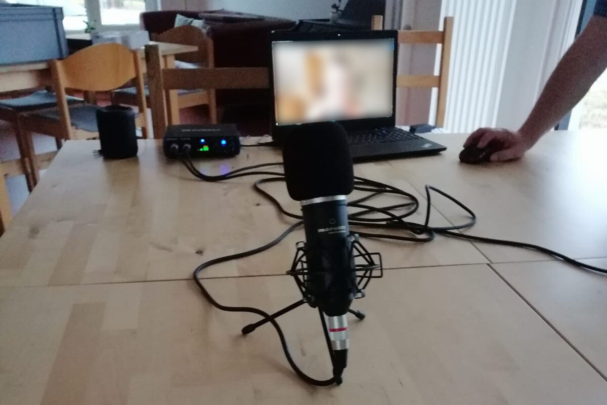 Anbindung der Videokonferenz mittels Laptop und Studiomikrofonen